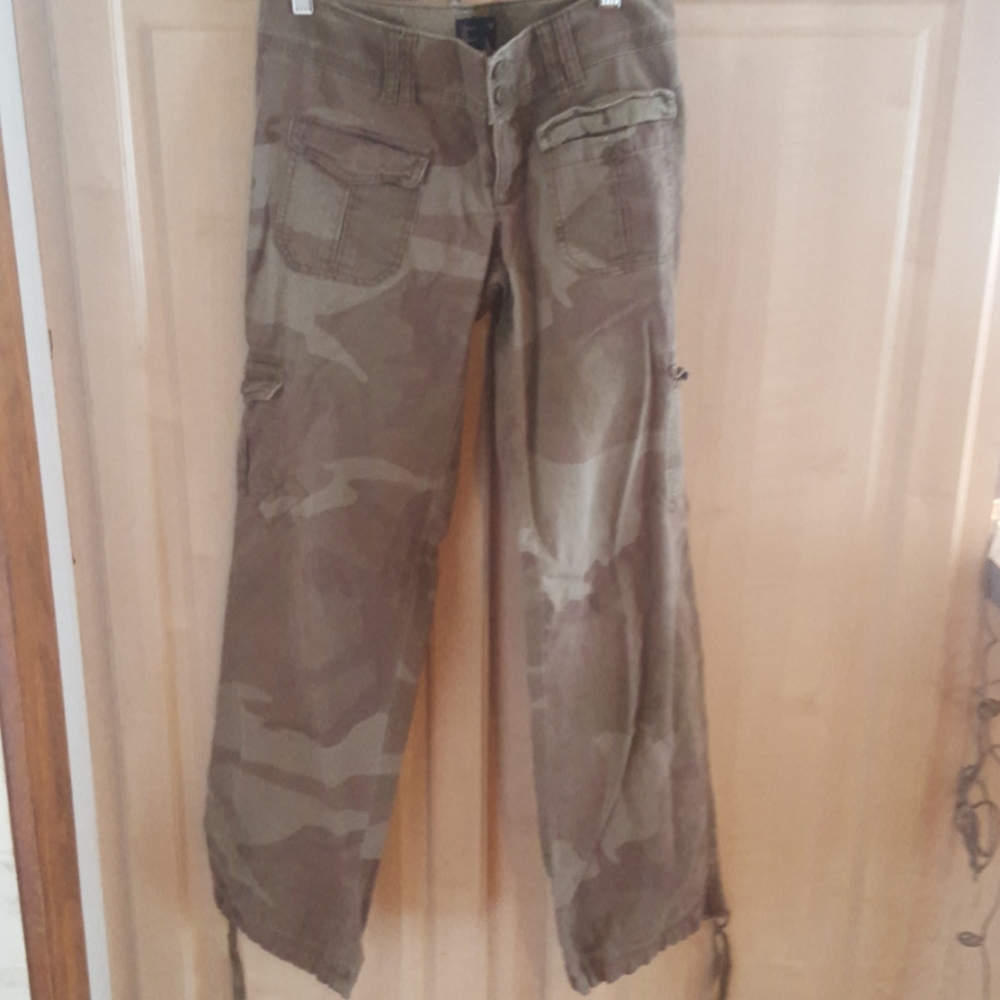 AMERICAN EAGLE CAMO CARGOS WITH THE LEGS 27